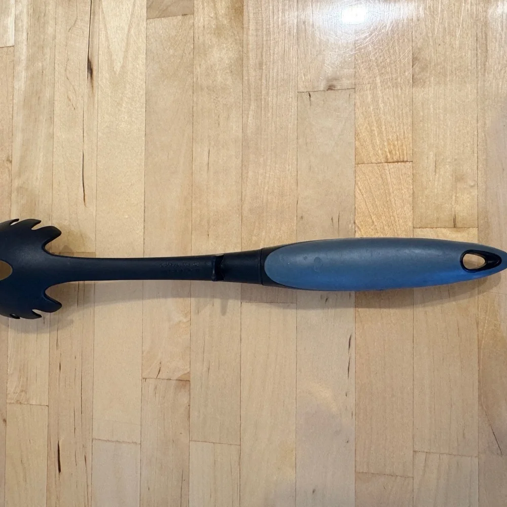 Rubbermaid Nylon Hard Plastic Pasta Serving Utensil #1C83 Black with spoon rest